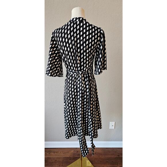 Banana Republic Women's Black White Diamond Print V-Neck Midi Wrap Dress Size 4 - Picture 3 of 6